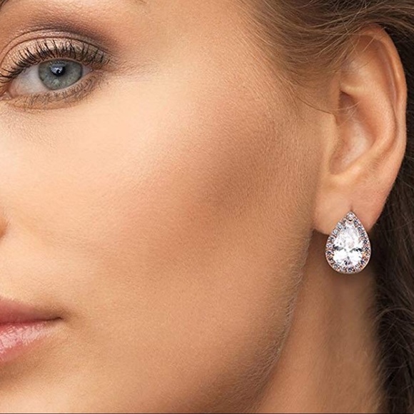 Rose gold tear drop earring with cubic Zirconia - Picture 3 of 5